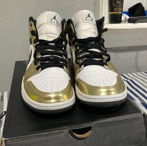 Jordan 1 se mettle gold white and black